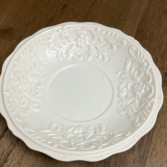 Elegant White Ceramic Pitcher and Bowl Set - Picture 7 of 11